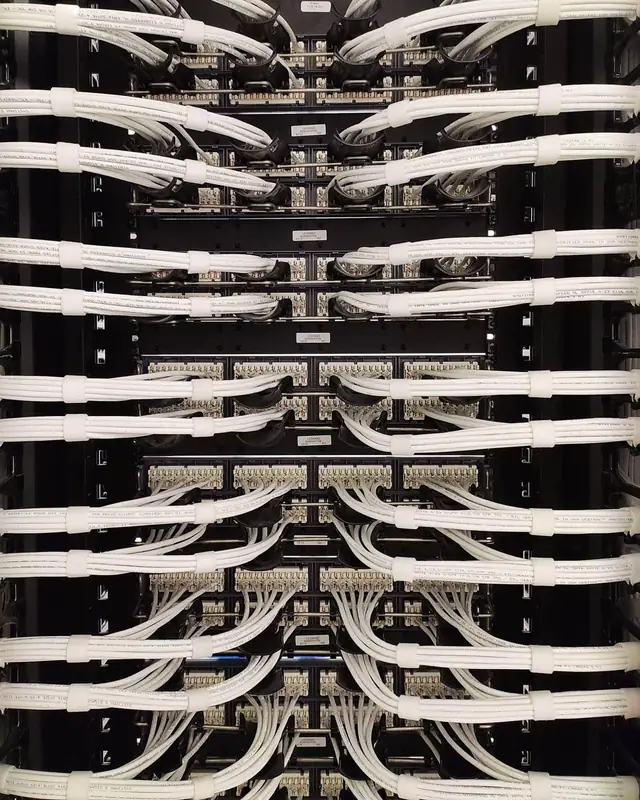 Back of patch panel installation with symmetric cable management