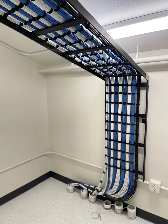 Vertical to horizontal cable tray transition