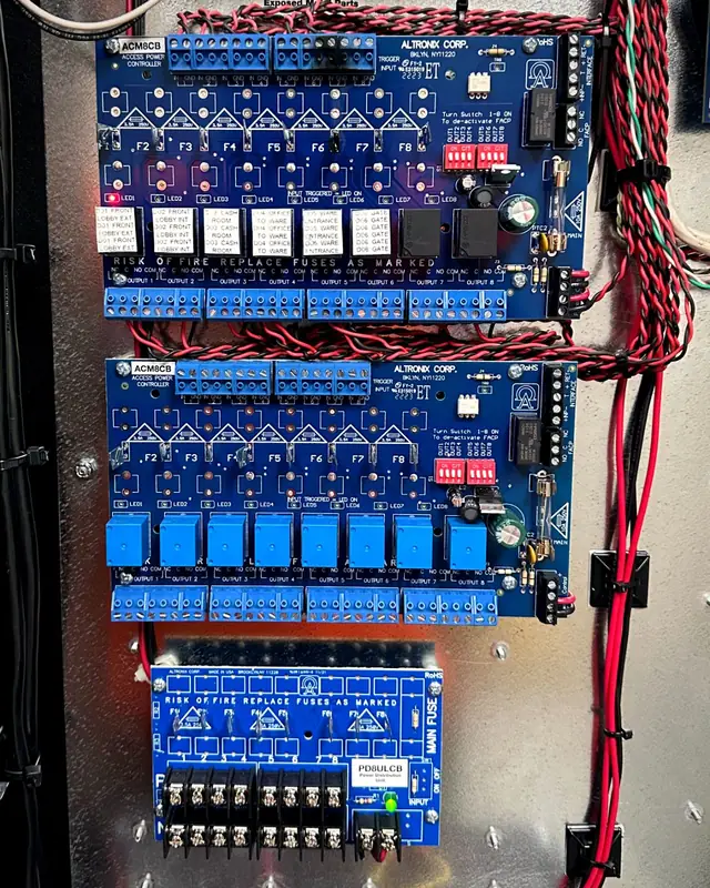 Access control power controllers with labeled door outputs